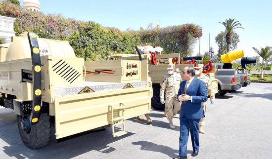 بالصور .. الرئيس يتفقد نماذج تجهيزات ومعدات القوات المسلحة لمكافحة كورونا