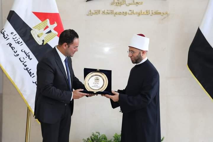 وزير الأوقاف ومساعد رئيس مجلس الوزراء ورئيس مركز المعلومات ودعم اتخاذ القرار يناقشان سبل التعاون المشترك