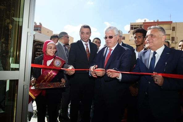 وزير التعليم العالي ومحافظ السويس يفتتحان عددا من المشروعات التعليمية والصحية بجامعة السويس