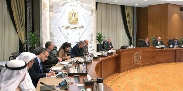 رئيس الوزراء يلتقي عدداً من مسئولي الشركات الإماراتية لمناقشة مشروعات استثمارية