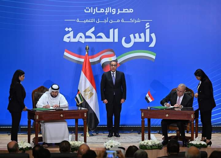 بحضور عدد من كبار المسئولين بالدولتين: رئيس الوزراء يشهد مراسم توقيع أكبر صفقة استثمار مباشر بين مصر والامارات لتطوير وتنمية مدينة 