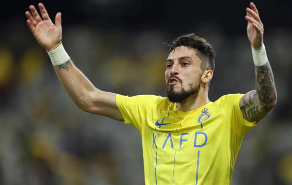 النصر السعودي يعلن فسخ عقد نجم مانشستر يونايتد السابق.