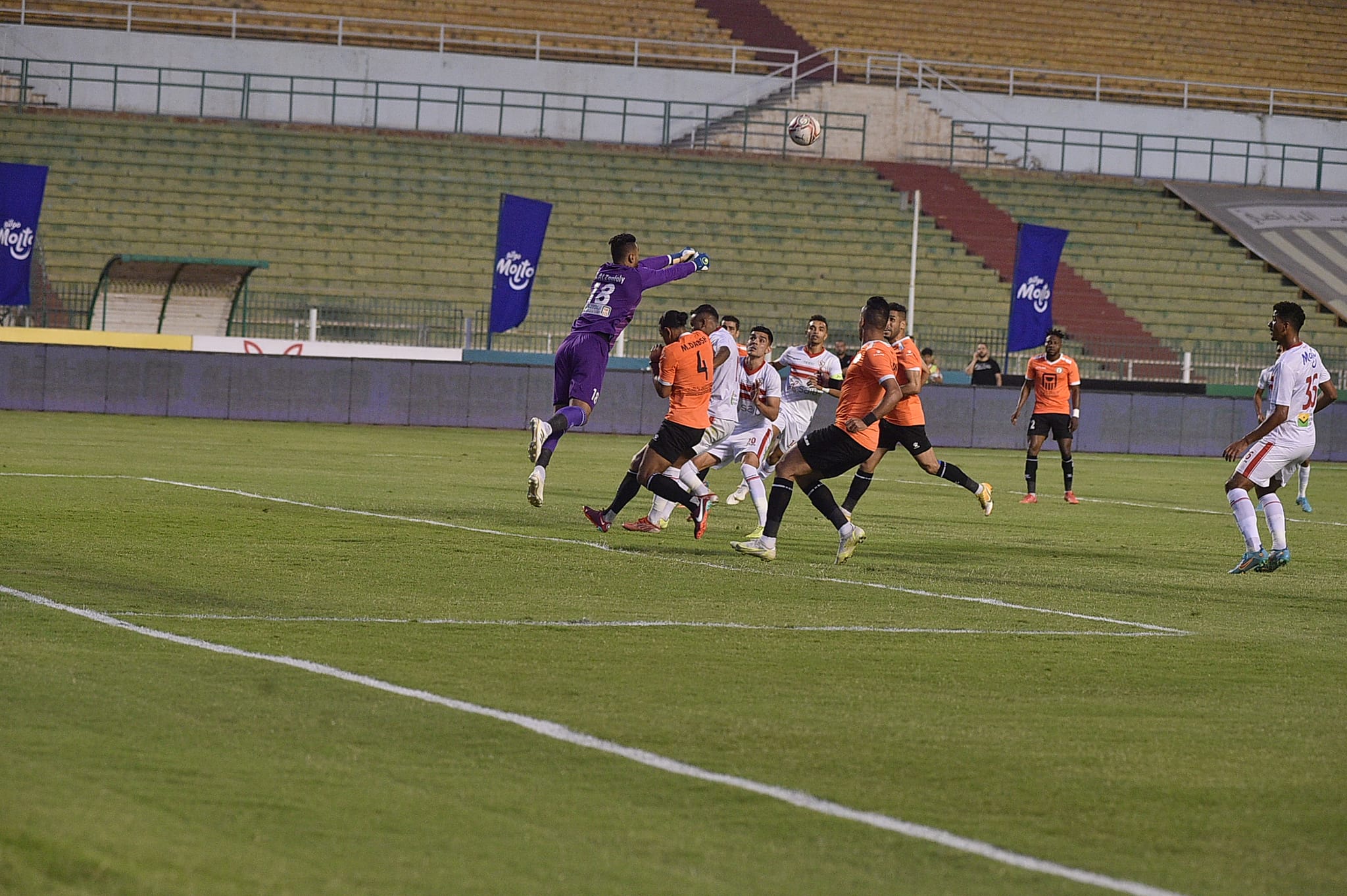 الزمالك يفوز على البنك الأهلي بثنائية لهدف ويبتعد بصدارة الدوري.