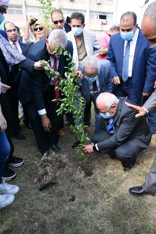 محافظ بورسعيد ورئيس الجامعة يطلقان مبادرة لزرع ١٠٠٠شجرة مثمرة بكليات الجامعة