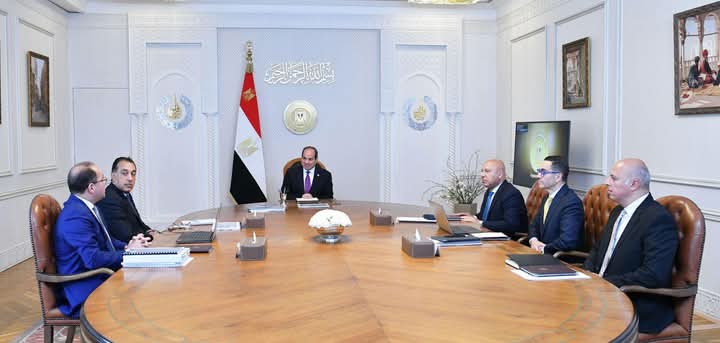 اجتمع السيد الرئيس عبد الفتاح السيسي، اليوم، مع كل من الدكتور مصطفى مدبولي رئيس مجلس الوزراء، والفريق مهندس كامل الوزير نائب رئيس الوزراء للتنمية الصناعية ووزير النقل والصناعة، والسيد أحمد كجوك وزير المالية، والمهندس حسن الخطيب وزير الاستثمار والتجارة الخارجية. وصرح