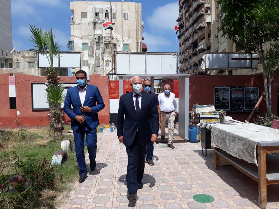محافظ بورسعيد يدلي بصوته في انتخابات الاعادة بمجلس الشيوخ