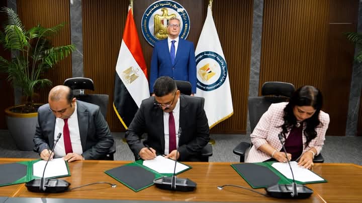 شهد المهندس كريم بدوى وزير البترول والثروة المعدنية مراسم التوقيع بالاحرف الاولى على نموذج إتفاقية استغلال خام الذهب والمعادن المصاحبة فى بعض مناطق الصحراء الشرقية بجمهورية مصر العربية ،