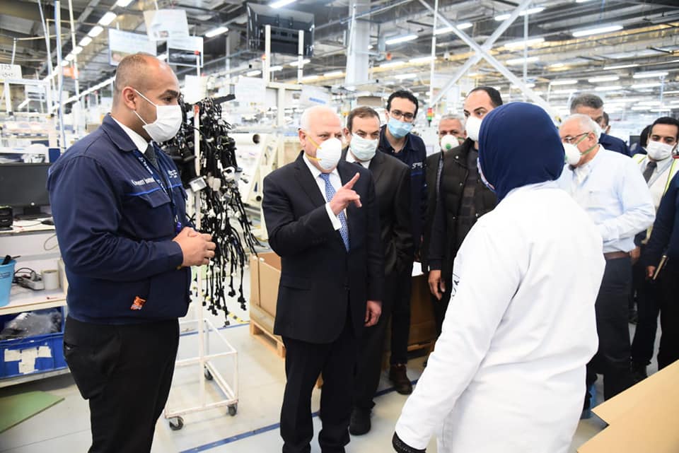 محافظ بورسعيد يتفقد مصنع الضفائر الكهربية لمتابعة تطبيق الإجراءات الاحترازية بالمصنع .