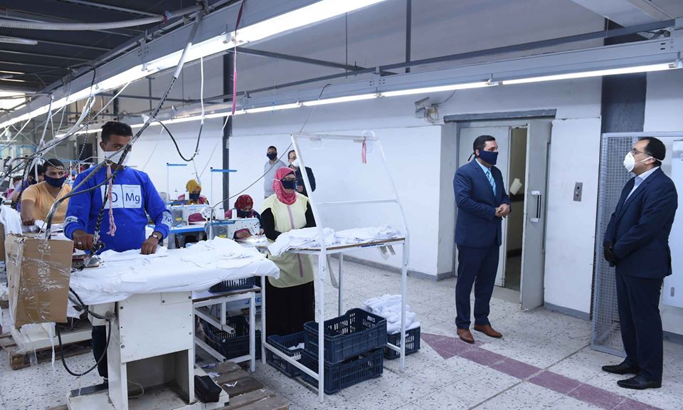 رئيس الوزراء يتفقد مصنعين بالمنطقة الحرة العامة بمدينة الإسماعيلية