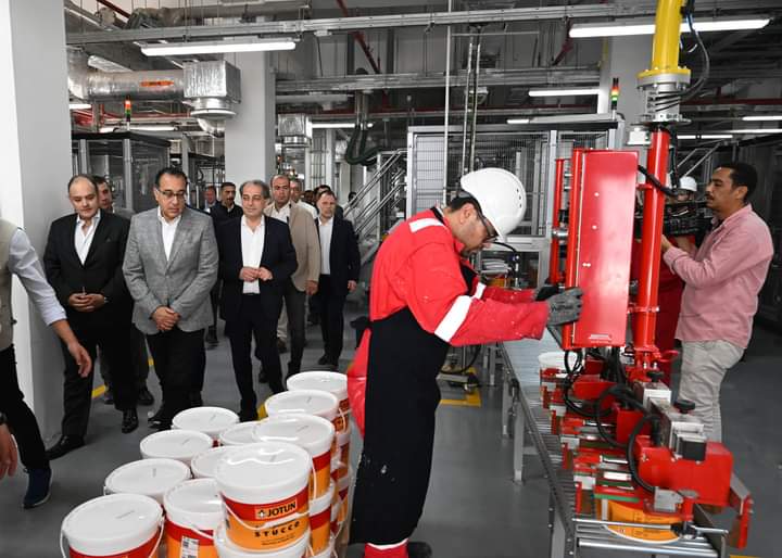 خلال جولته بالعاشر من رمضان: رئيس الوزراء يزور مصنع 