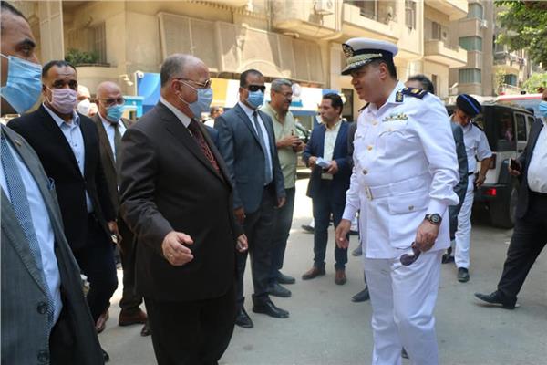 محافظ القاهرة يتفقد العقار المائل بالزمالك