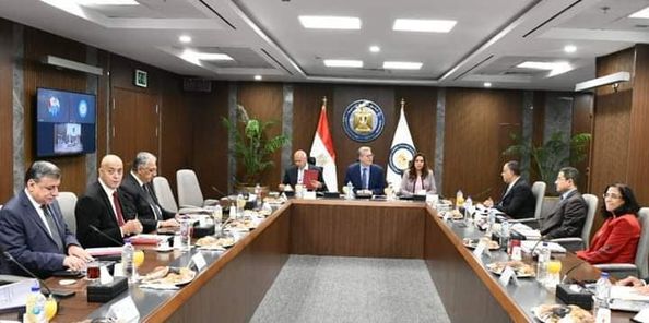 أكد المهندس كريم بدوي وزير البترول والثروة المعدنية على أن الحكومة الجديدة تتكامل وتدعم بقوة أهداف قطاع البترول فى العمل على زيادة الإنتاج واستثمار العلاقات التاريخية  مع شركاء العمل والإنتاج من الشركات الإقليمية والعالمية والمستثمرين المحليين فى إعطاء دفعات قوية للعمل وتحقيق نتائج أعمال أفضل تدعم الاقتصاد الوطنى وجهود التنمية