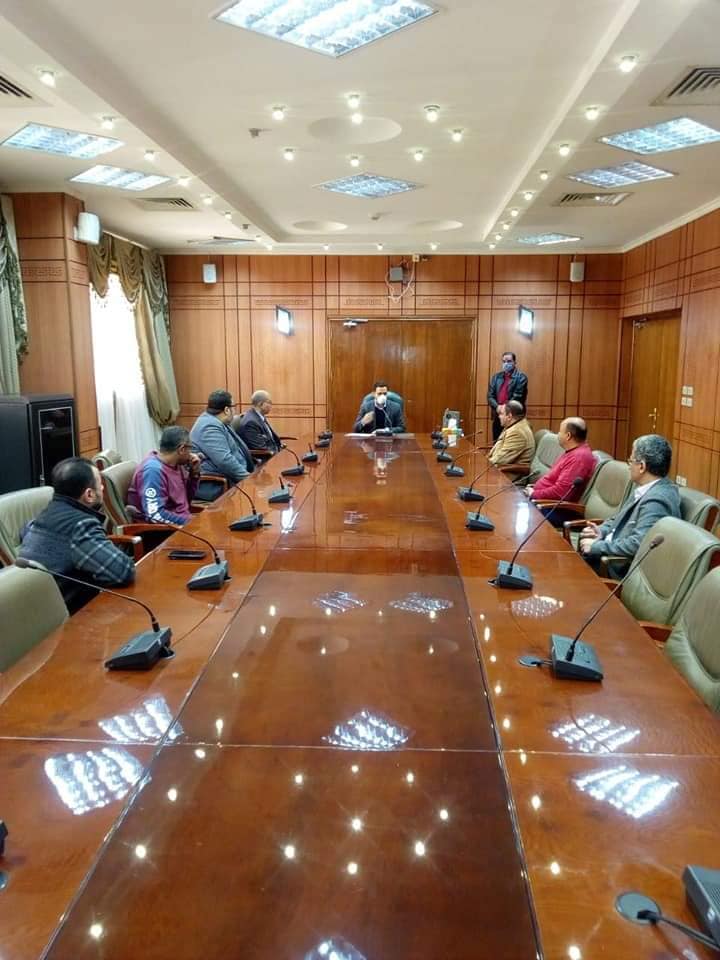 نائب محافظ بورسعيد يعقد اجتماعا لتفعيل خطة التعليم عن بعد كإجراء احترازى لمواجهة الفيروس المستجد .