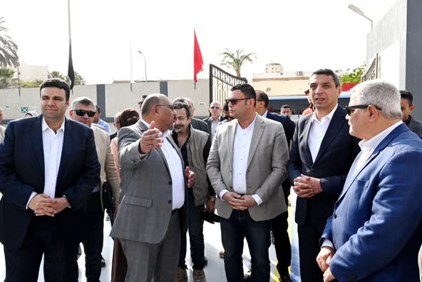 وزير الإسكان ومحافظ السويس يتفقدان محطتي رفع صرف صحى بحي السويس