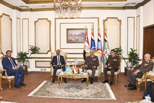 إلتقى الفريق أول / عبد المجيد صقر القائد العام للقوات المسلحة وزير الدفاع والإنتاج الحربى بالسيد / عبد القادر محمـد نور وزير الدفاع الصومالى والوفد المرافق له الذى يزور مصر حالياً وذلك بمقر الأمانة العامة لوزارة الدفاع .