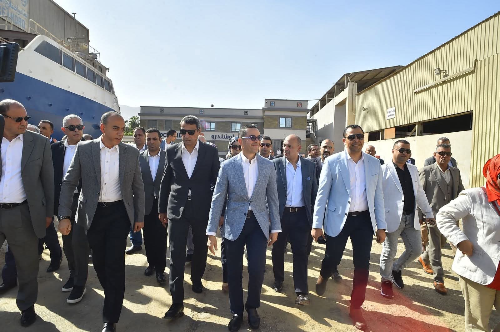 محافظ السويس وزير الاستثمار والتجارة الخارجية يتفقدان المنطقة الحرة بعتاقة والأدبية بالسويس الجديدة