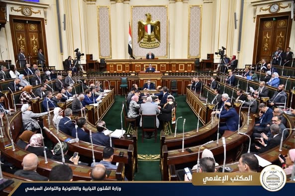 شارك السيد المستشار محمود فوزي، وزير الشئون النيابية القانونية والتواصل السياسي، بالجلسة العامة لمجلس النواب، اليوم الموافق  ١٧ ديسمبر، برئاسة السيد المستشار الدكتور/ حنفي جبالي، رئيس مجلس النواب، وبحضور السيد المهندس/ حسن الخطيب، وزير الاستثمار والتجارة الخارجية، والسيد/ نهاد شاهين، نائب وزير النقل. 