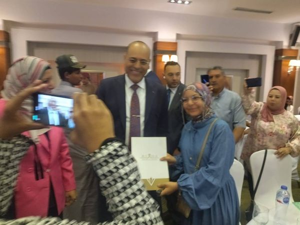 وزير العمل يُسلم عقود عمل للشباب من بينهم ذوي همم بمحافظة جنوب سيناء..