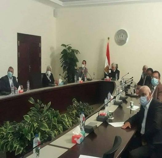 وزير التعليم العالي يستعرض تقريرًا حول ورشة العمل الأولي بشأن دور الجامعات المصرية في وضع ضوابط تراخيص البناء بالمدن على مستوى الجمهورية 