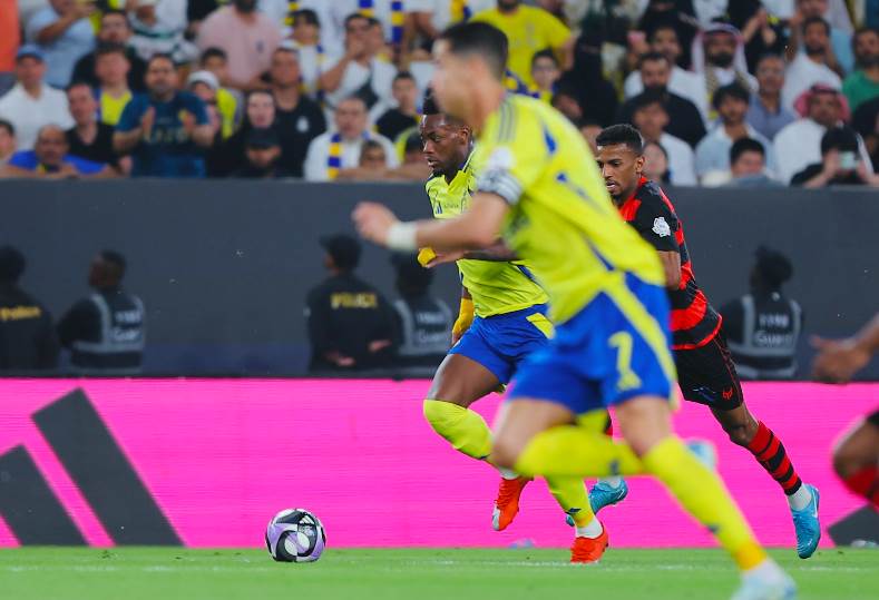رونالدو يقود النصر بالفوز بثنائية مقابل هدف علي الرياض في الدوري السعودي.