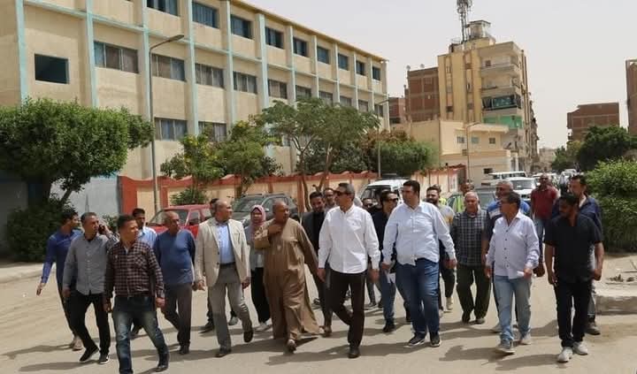 محافظ السويس يتفقد عدد من الشوارع للوقوف علي أعمال التطوير والرصف بنطاق الأربعين والسويس في إطار متابعة الخدمات التي تقدم للمواطن السويسي