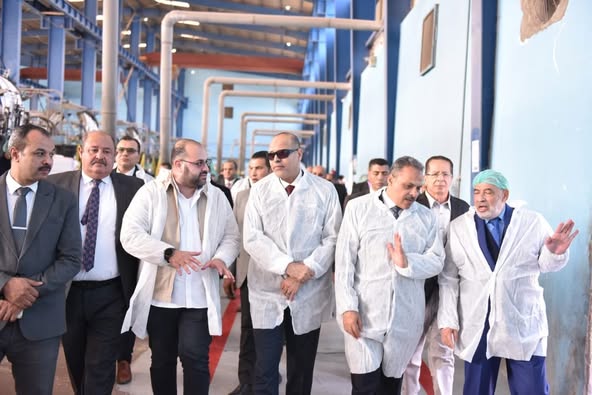 يعمل فيهما 4000 عامل .. وزير العمل يختتم جولته في 
