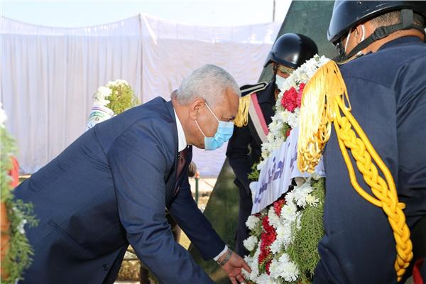 محافظ السويس يضع إكليل الزهور على النصب التذكاري