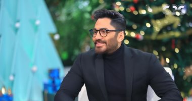 تامر حسنى يفاجئ جمهوره بغناء