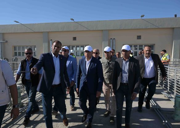 فى جولته بعدد من المشروعات بمحافظة الأقصر: رئيس الوزراء يتفقد محطة مياه الشرب الجديدة بقرية الهنادي شرق إسنا .. ويتابع بالمحطة عمليات اختبار عينات المياه بأحد المعامل الخاصة بفحص المياه والتأكد الدائم من نقائها وسلامتها