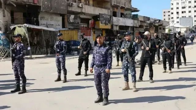 شرطة حماس تعود إلى شوارع مدينة غــزة بعد انسحاب الجيش الإسرائيلي.