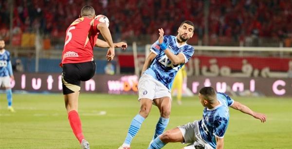 الأهلي يسقط في فخ التعادل أمام بيراميدز في الدوري المصري.