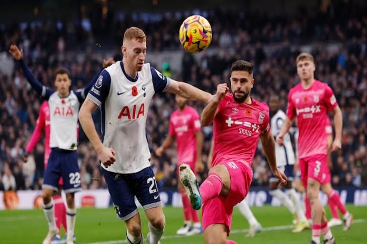 إيبسويتش يفوز على توتنهام بثنائية مقابل هدف في الدوري الإنجليزي.