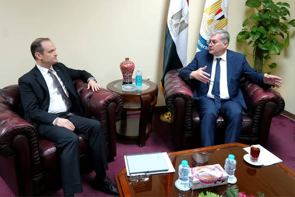 بدوي ونائب رئيس أباتشي العالمية يبحثان تعزيز استثمارات الغاز بالصحراء الغربية وزيادة الإنتاج المحلي