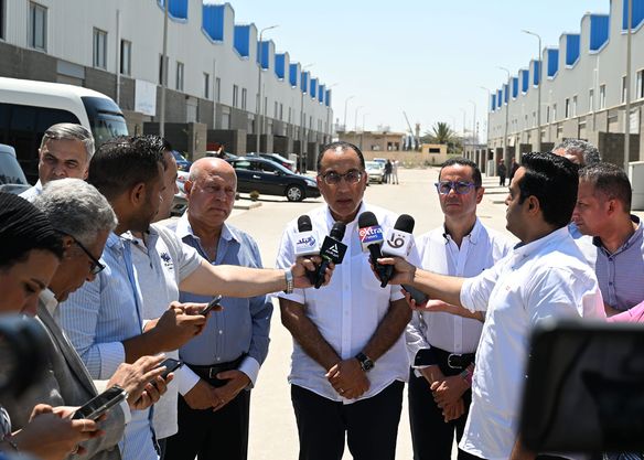 خلال تصريحات صحفية على هامش زيارته للإسكندرية اليوم: رئيس الوزراء: هدفنا تشجيع الصناعة الوطنية وشركات القطاع الخاص على إقامة توسعات لمشروعاتها بالإضافة إلى حل المشكلات والتحديات التي تواجهها