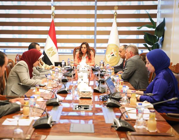 وزيرة التنمية المحلية تتابع مع المدير الاقليمي لـ
