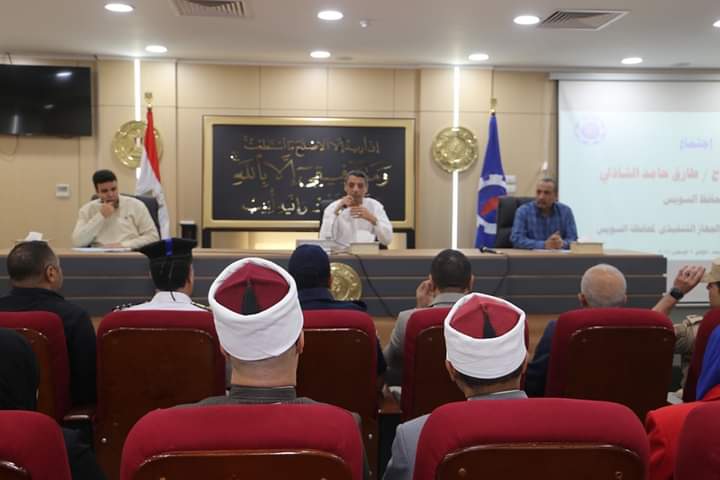 محافظ السويس في اللقاء الأسبوعي : التأكيد علي الالتزام بتشغيل عداد التاكسي والاهتمام بالنظافة العامة