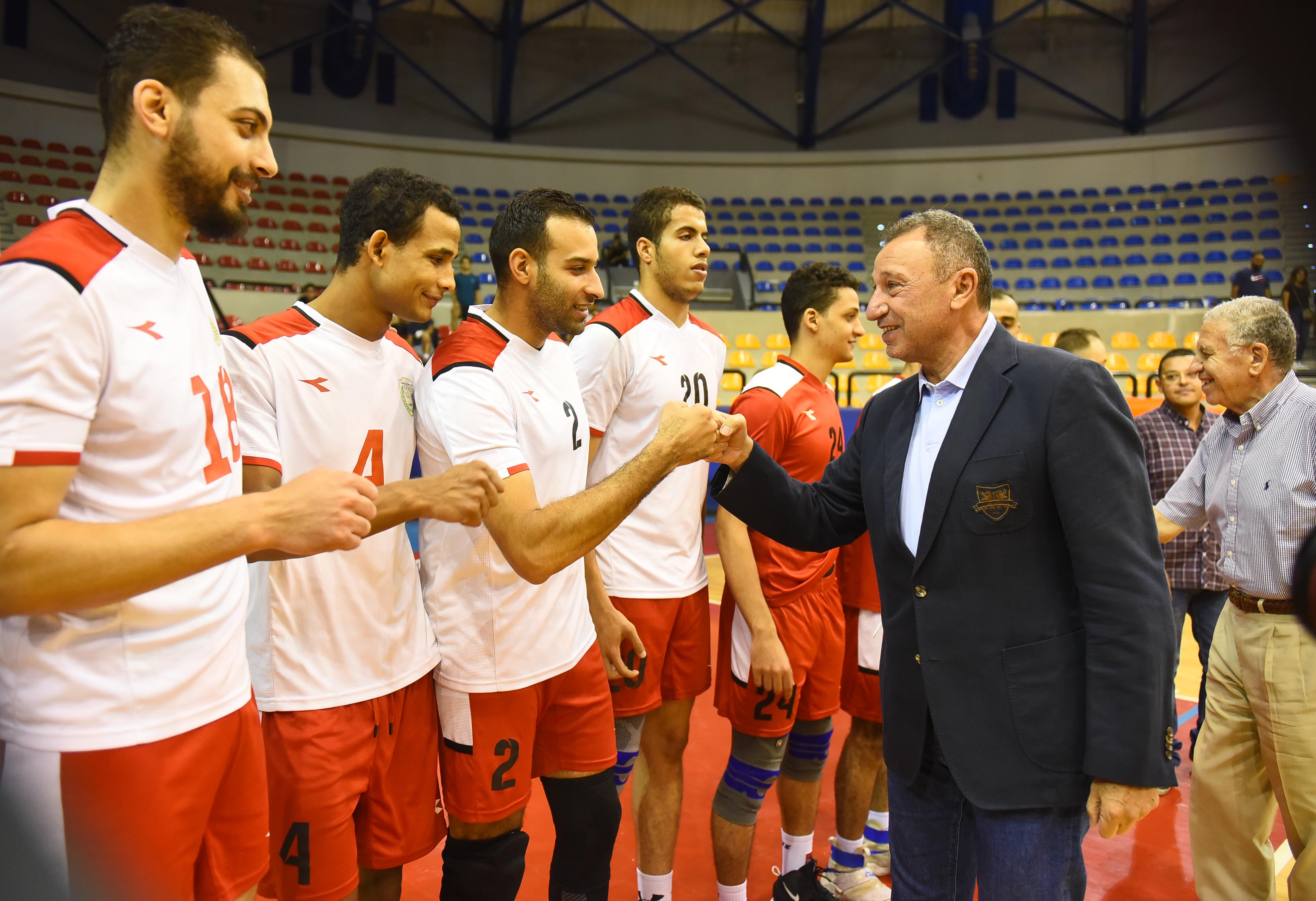 الخطيب يصافح فريقي الجيش والزمالك للكرة الطائرة.