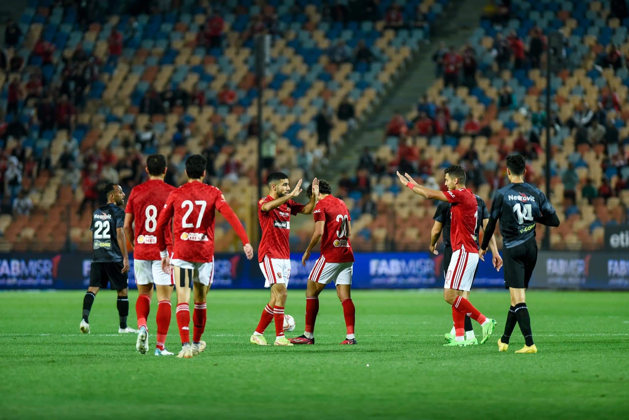 الأهلي يكتسح فاركو بثلاثية نظيفة ويواصل تصدره في الدورى.