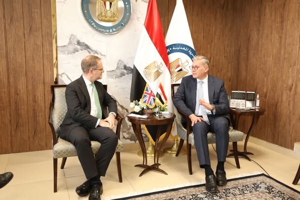 استقبل المهندس كريم بدوى وزير البترول والثروة المعدنية ، السفير البريطانى لدى مصر جاريث بايلى والوفد المرافق ، بمقر الوزارة بالحى الحكومى بالعاصمة الإدارية ، حيث بحث الجانبان سبل تعزيز التعاون المشترك بين البلدين في مجالات البترول والغاز والبتروكيماويات والطاقة المتجددة والتعدين .