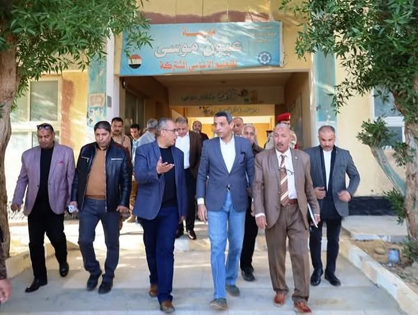 محافظ السويس يتفقد مدرستي عيون موسي وعرب الشط بحي الجناين