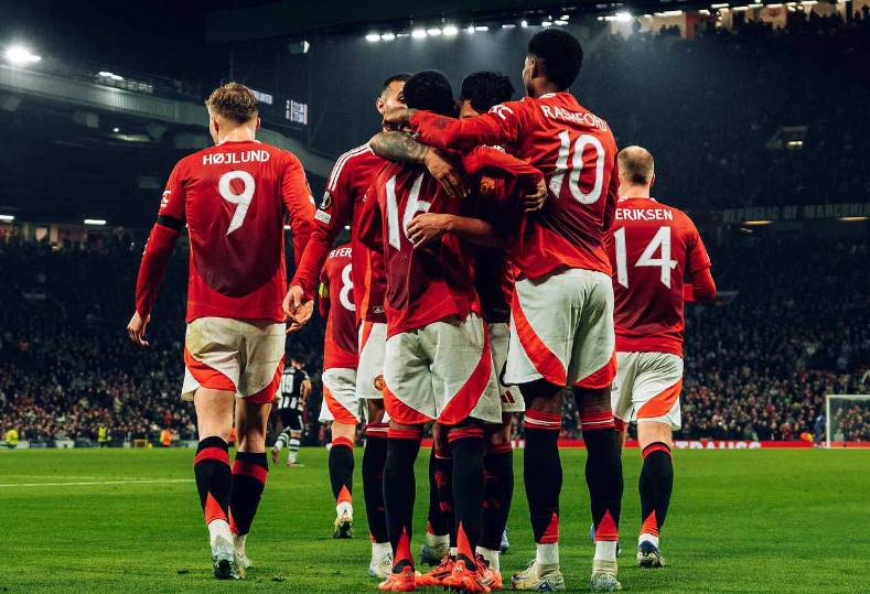 مان يونايتد يفوز على مانشستر سيتي بثنائية مقابل هدف في الدوري الإنجليزي.