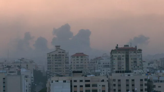  عاجل: الطائرات الإسرائيلية تشن غارات على مخيم الشاطئ غربي مدينة غزة.