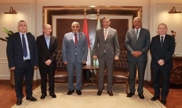 وزير الزراعة يبحث مع مدير 