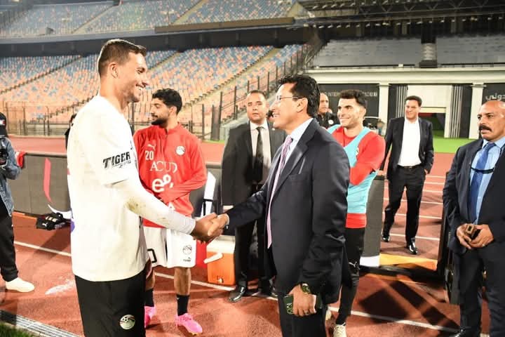 وزير الشباب والرياضة يساند المنتخب الوطني قبل مباراتي إثيوبيا وسيراليون.