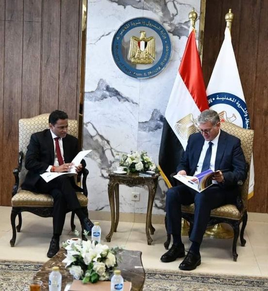 استقبل المهندس كريم بدوى وزير البترول والثروة المعدنية السيد أميت لوهيا نائب رئيس مجموعة إندوراما العالمية والوفد المرافق حيث تم بحث مستجدات تنفيذ مشروع انشاء مصنع الأسمدة الفوسفاتية عالية الجودة بالعين السخنة بالشراكة مع شركة فوسفات مصر وباستثمارات تتراوح ما بين 400 – 500 مليون دولار.
