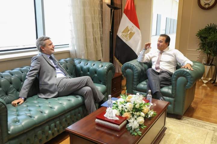 وزير الصحة يناقش مع السفير الإيطالي التعاون الثنائي والمشروعات المشتركة بين البلدين في القطاع الصحي   .