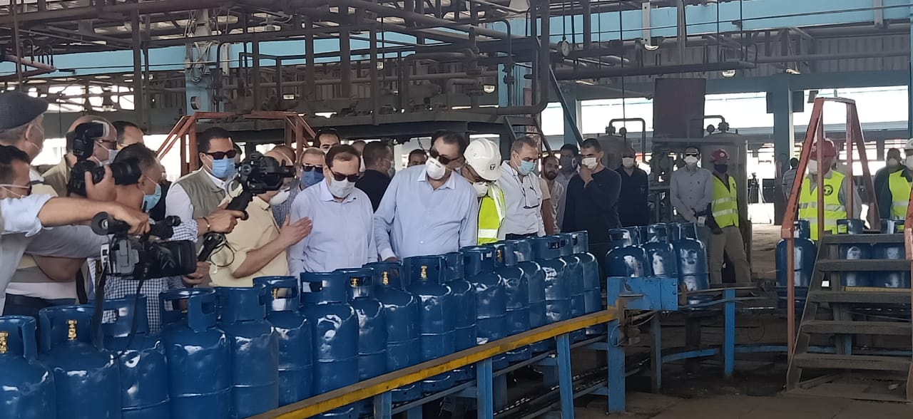 وزير البترول يتفقد مصنع تعبئة أسطوانات البوتاجاز بالقطامية.