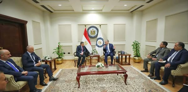 عقد المهندس كريم بدوى وزير البترول والثروة المعدنية، جلسة مباحثات ثنائية مع لورينزو سيمونيلى، الرئيس التنفيذى لشركة بيكر هيوز العالمية وأيمن خطاب نائب رئيس الشركة للشرق الأوسط وأفريقيا وجيانلوكا سيربكجونو مدير نمو أسواق أفريقيا وعمرو الشرقاوى مدير منطقة شمال أفريقيا ، بحضور المهندس إيهاب رجائى وكيل أول الوزارة للإنتاج والدكتور سمير رسلان وكيل الوزارة للاتفاقيات والاستكشاف والدكتور محمد رضوان مدير بوابة مصر الرقمية للاستكشاف والإنتاج.