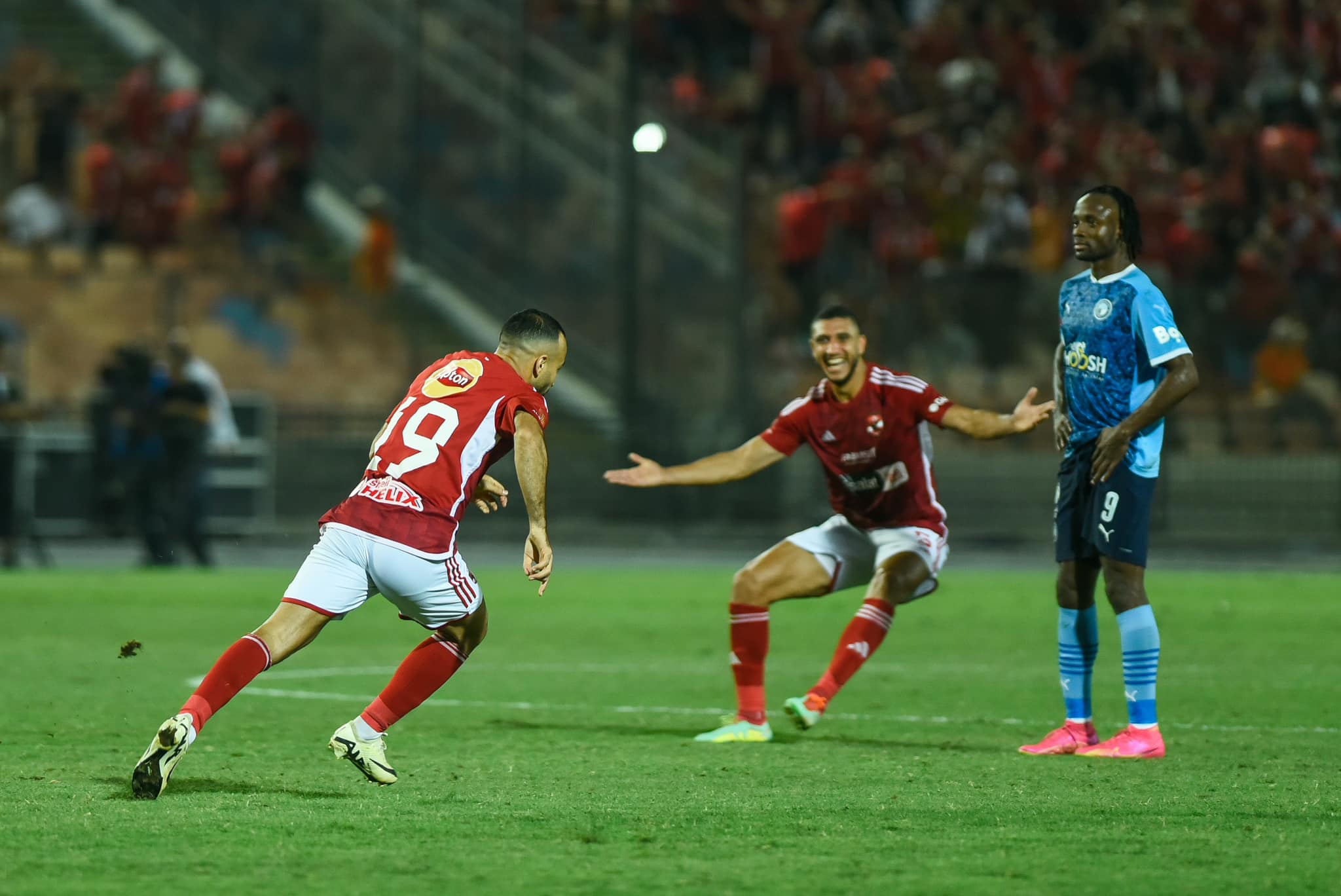 كولر يستقر على قائمة الأهلي لمواجهة بيراميدز في الدوري المصري.