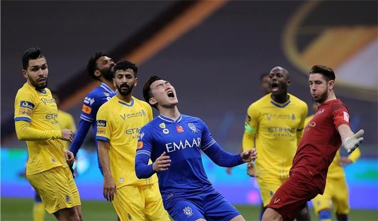 النصر يفوز على الهلال بثلاثية ويتوج بالسوبر السعودي للمرة الثانية على التوالي.
